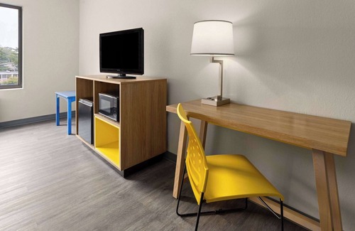 Colonie Hôtel | Days Inn & Suites by Wyndham Albany