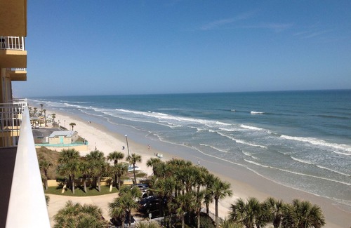 Volusia County Copropriété | DAYTONA WELCOMES YOU - HAVE A WARM CHRISTMAS ON THE BEACH.