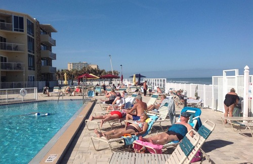 Volusia County Copropriété | DAYTONA WELCOMES YOU - HAVE A WARM CHRISTMAS ON THE BEACH.
