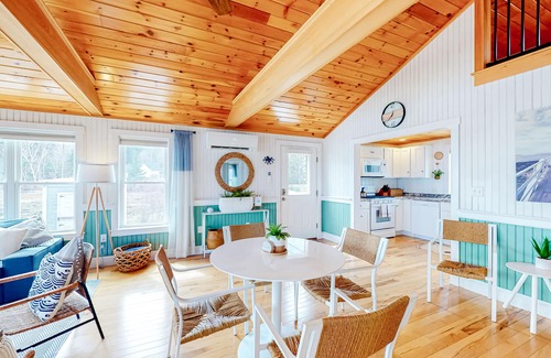 Tenants Harbor Maison | Dazzling ocean-view house with fireplace, deck, firepit, central AC, & W/D