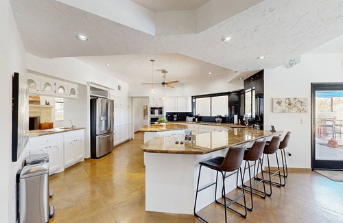 Tucson Maison | Dazzling retreat with city views, pool, hot tub, bocce ball court, & roof deck