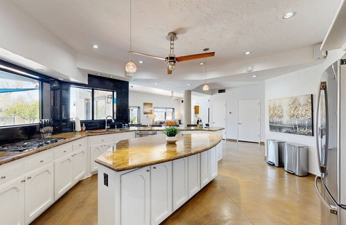 Tucson Maison | Dazzling retreat with city views, pool, hot tub, bocce ball court, & roof deck