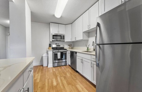 Crystal City Appartement | DC Launchpad Sleeps 8, Gym, Walk to Dining + Metro