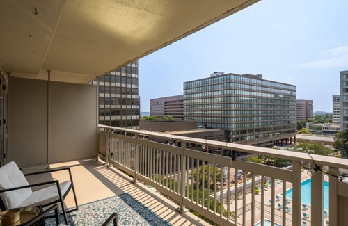 Crystal City Appartement | DC Launchpad Sleeps 8, Gym, Walk to Dining + Metro