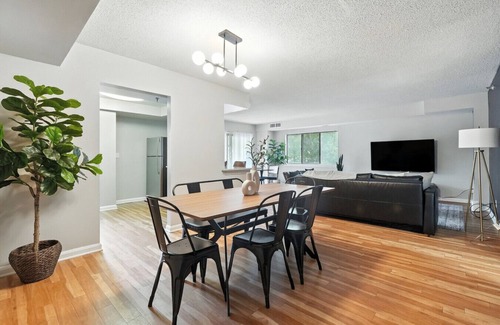Crystal City Appartement | DC Launchpad Sleeps 8 | King Bed, Balcony & Parking