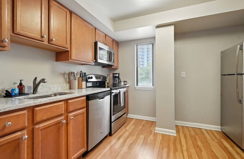 Crystal City Appartement | DC Launchpad Sleeps 8 | King Bed, Balcony & Parking