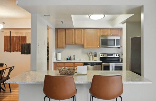 Crystal City Appartement | DC Launchpad Sleeps 8 | King Bed, Balcony & Parking