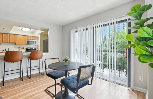 Crystal City Appartement | DC Launchpad Sleeps 8 | King Bed, Balcony & Parking
