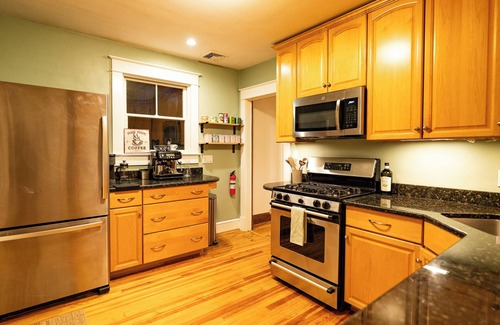 Silver Spring Maison | DC Metro: Cozy 4BR Cottage on a Hill - Pets allowed