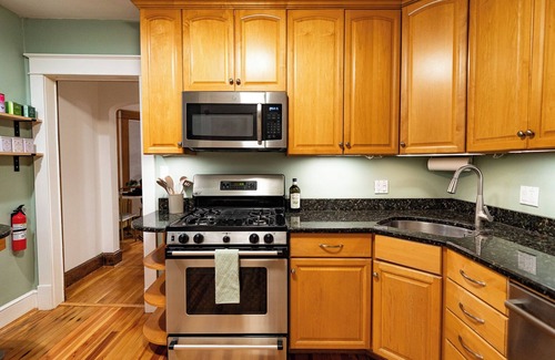 Silver Spring Maison | DC Metro: Cozy 4BR Cottage on a Hill - Pets allowed