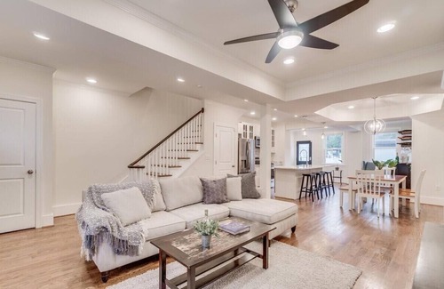 Mount Pleasant Maison | DC Rowhome + HUGE Roofdeck & Parking ✲ 4br - 3.5ba