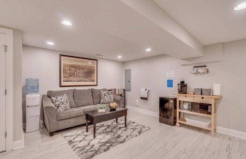 Mount Pleasant Maison | DC Rowhome + HUGE Roofdeck & Parking ✲ 4br - 3.5ba