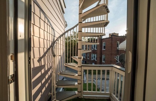 Mount Pleasant Maison | DC Rowhome + HUGE Roofdeck & Parking ✲ 4br - 3.5ba