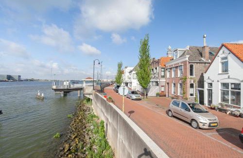 Lekkerkerk Appartement | De Kapiteinshut aan de rivier met XL ligbad en sauna