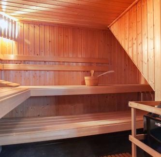 Lekkerkerk Appartement | De Kapiteinshut aan de rivier met XL ligbad en sauna