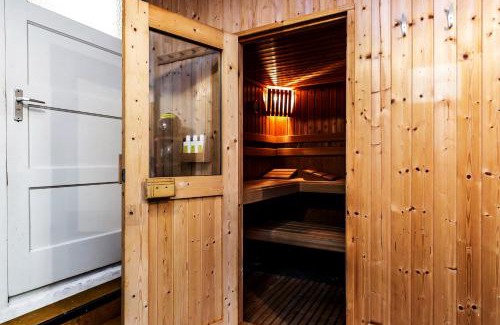 Lekkerkerk Appartement | De Kapiteinshut aan de rivier met XL ligbad en sauna
