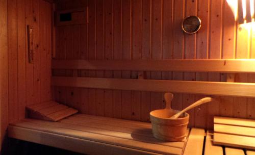Lekkerkerk Appartement | De Kapiteinshut aan de rivier met XL ligbad en sauna