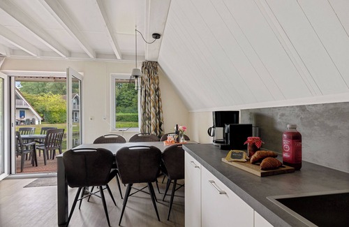 Den Velde Maison | De Steenhoeve - 6 pers. vacation home at fishpond on vacation park 't Hooge Holt