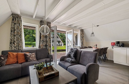 Den Velde Maison | De Steenhoeve - 6 pers. vacation home at fishpond on vacation park 't Hooge Holt