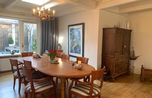 Grou Lit Et Petit-Déjeuner | De Thuiskamer in Grou als B&B of Vakantiehuis