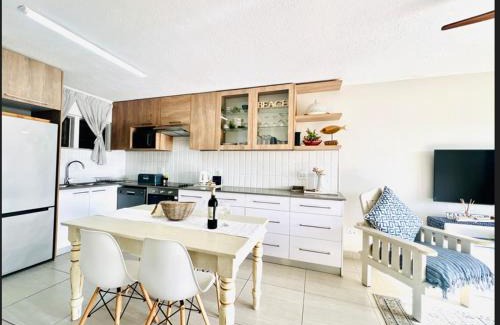 Linkside Appartement | De Valle Gem with Pool Braai Steps to the Beach
