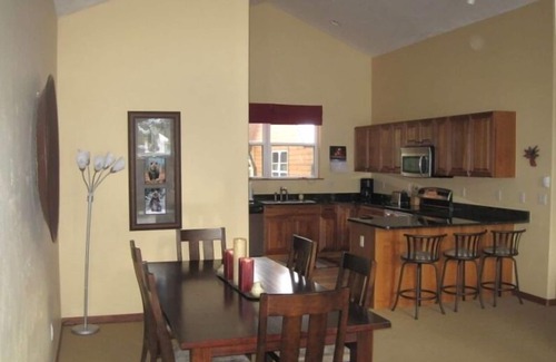 Frisco Copropriété | Charmant condo de 2 chambres. Super emplacement à Frisco! 2 stationnements intérieurs!