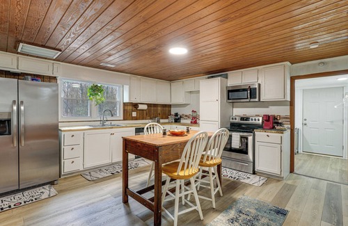 Cisco Maison | Deck & 2-Acre Yard: Quiet Getaway in Crandall!