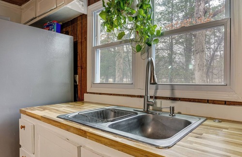 Cisco Maison | Deck & 2-Acre Yard: Quiet Getaway in Crandall!