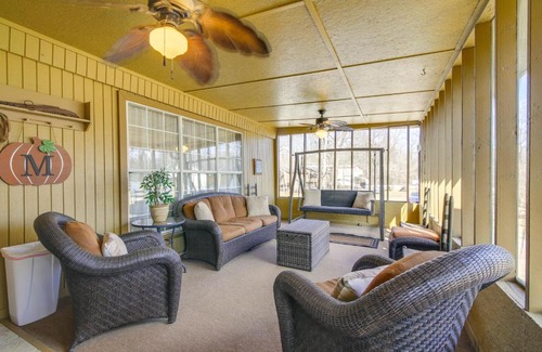 Tunica Maison | Deck and Fire Pit! Cabin Half-Mi to Tunica Lake