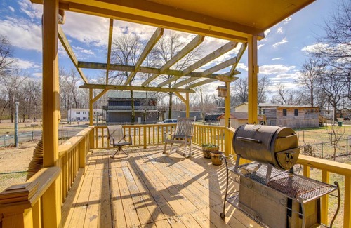 Tunica Maison | Deck and Fire Pit! Cabin Half-Mi to Tunica Lake