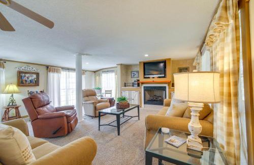 Tunica Maison | Deck and Fire Pit! Cabin Half-Mi to Tunica Lake