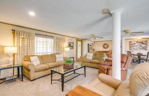 Tunica Maison | Deck and Fire Pit! Cabin Half-Mi to Tunica Lake