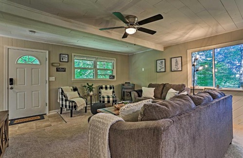 East Stroudsburg Maison | Deck and Gas Grill Modern East Stroudsburg Home!