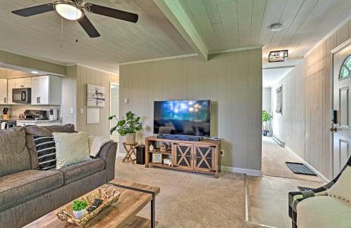 East Stroudsburg Maison | Deck and Gas Grill Modern East Stroudsburg Home!