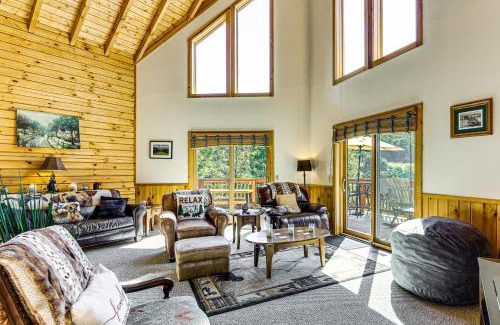 Mace Maison | Deck and Mtn Views Log Cabin By Snowshoe Mountain!