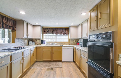 Tunica Cabine | Deck & Fire Pit! Cabin Half-Mi to Tunica Lake