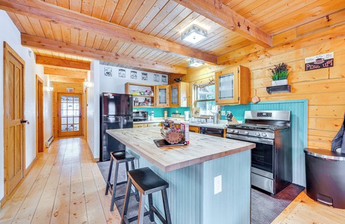 Black Hawk Cabine | Deck, Fire Pit & Grill: Log Cabin in Black Hawk