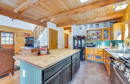 Black Hawk Cabine | Deck, Fire Pit & Grill: Log Cabin in Black Hawk