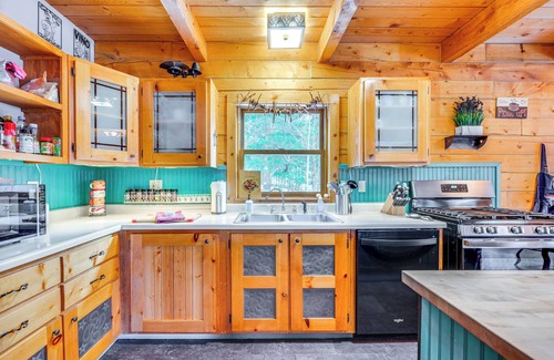 Black Hawk Cabine | Deck, Fire Pit & Grill: Log Cabin in Black Hawk
