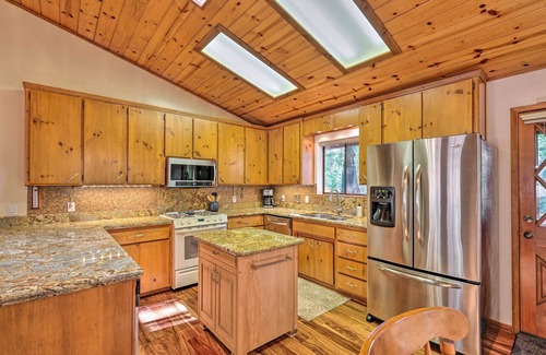 Twain Harte Cabine | Deck w/ Forest Views: Quiet Twain Harte Cabin!