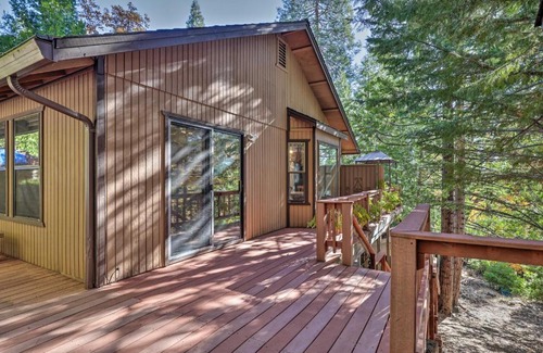 Twain Harte Maison | Deck with Forest Views Quiet Twain Harte Cabin!