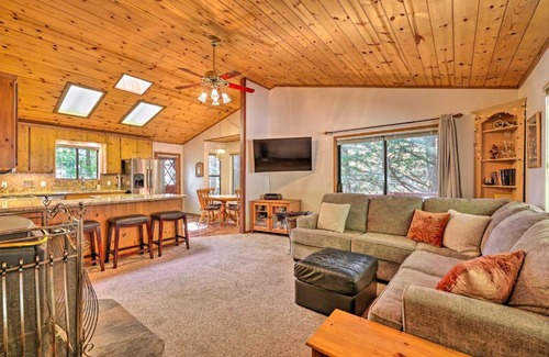 Twain Harte Maison | Deck with Forest Views Quiet Twain Harte Cabin!
