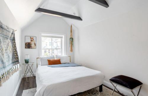 Le Droit Park Maison | Decompress in the Zen Surroundings of a Cozy Carriage House