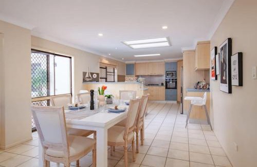 Robertson Maison | Decorated with love 4BD Family House with Pool