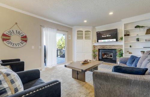 Briargate Maison | Deep Blue Spacious Escape w Hot Tub & Playground