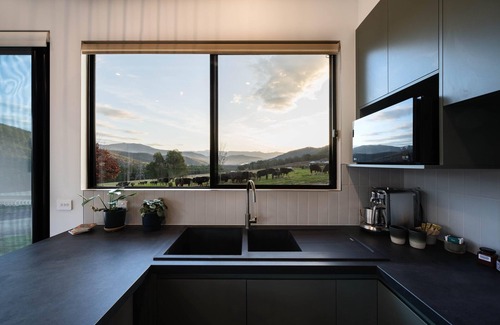 Bright Appartement | Deep Creek: Saddler's Stay - Modern farmstay with breathtaking views.