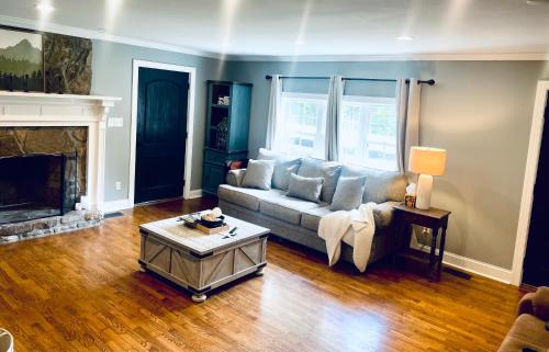 Lookout Mountain Maison | Deep Soak Tub, Waterfall Shower, Near Rock City!