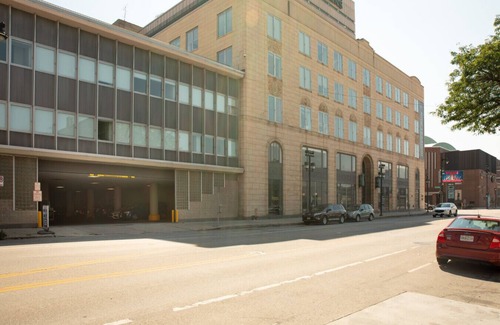 Westown Appartement | Deer District Studio Apt JC5 - One Block from Fiserv and Baird