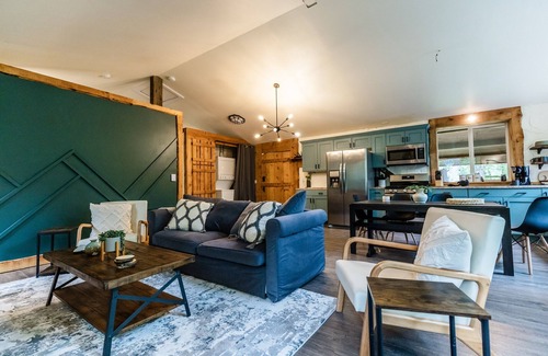 Paradise Estates Cabine | Deer Hideout - King bed/HS WiFi/Hot Tub/Fire Pit