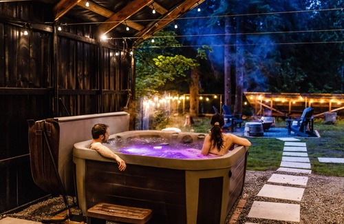 Paradise Estates Cabine | Deer Hideout - King bed/HS WiFi/Hot Tub/Fire Pit